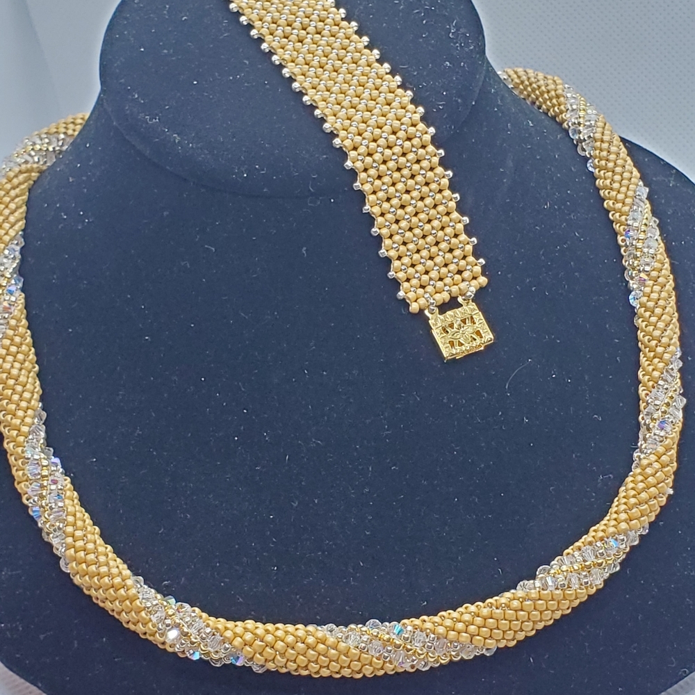 Necklace and bracelet set